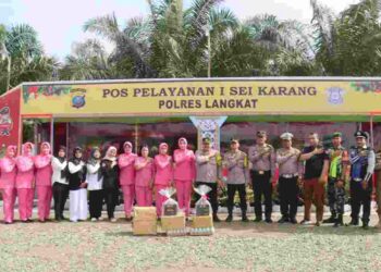 Polres Langkat Berikan Bingkisan ke Petugas Pos Yan Lilin 2023