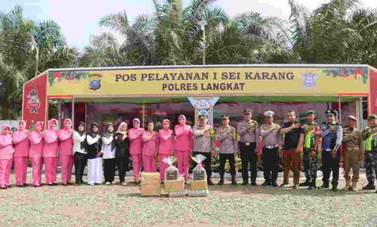 Polres Langkat Berikan Bingkisan ke Petugas Pos Yan Lilin 2023