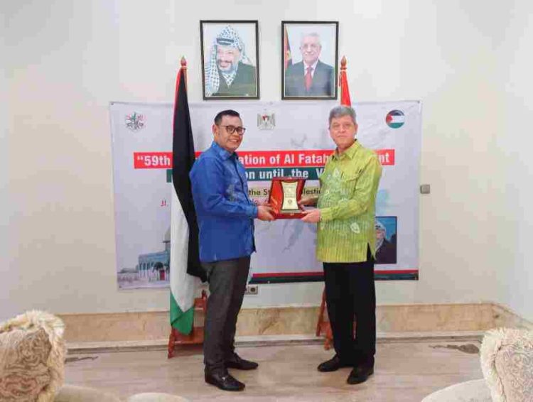 Pemkab Solok Serahkan Bantuan Rp963,5 Juta untuk Palestina