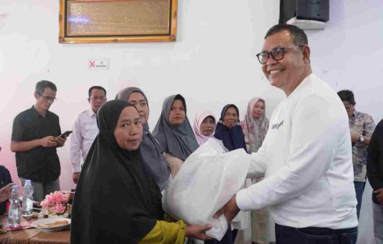 Bupati Solok Bagikan 550 Paket Sembako ke Nagari Surian