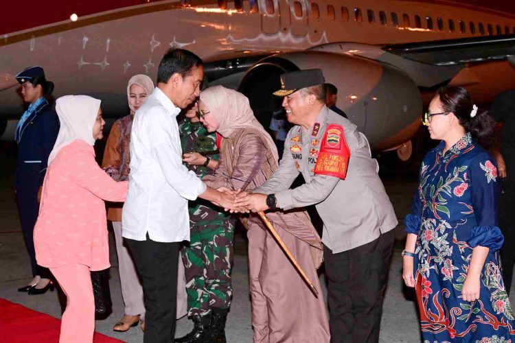 Kapolda Sumut Sambut Kedatangan Presiden RI di Bandara Kualanamu