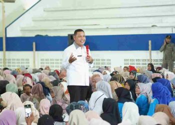 Bupati Solok H. Epyardi Asda, membuka secara resmi rapat pembinaan dan peningkatan kapasitas kader KB/Lini lapangan se-Kabupaten Solok. (Fit-Dberita.ID)