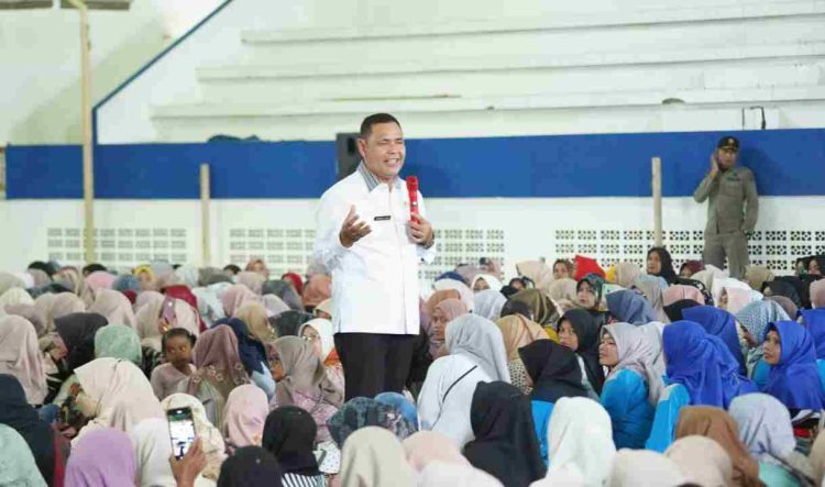 Bupati Solok H. Epyardi Asda, membuka secara resmi rapat pembinaan dan peningkatan kapasitas kader KB/Lini lapangan se-Kabupaten Solok. (Fit-Dberita.ID)