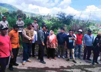 Sekda Kabupaten Solok Tinjau Lokasi Longsor di Kecamatan Lembang Jaya