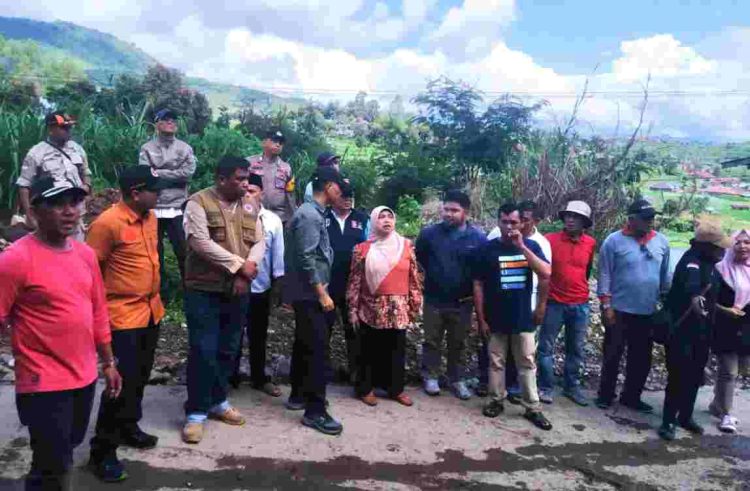 Sekda Kabupaten Solok Tinjau Lokasi Longsor di Kecamatan Lembang Jaya