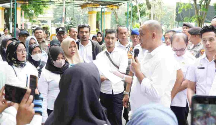 Pj Bupati Langkat Temui Masa Aliansi Guru Honorer Peserta PPPK Tahun 2023 yang Berunjuk Rasa