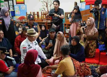 Bupati Solok Kunjungi Korban Terdampak Bencana Galodo di Kabupaten Agam
