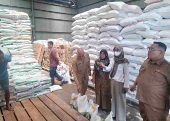 TPID Kab Solok Lakukan Pemeriksaan Kualitas dan Kuantitas Beras di Gudang Bulog