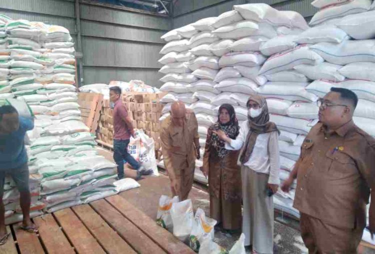 TPID Kab Solok Lakukan Pemeriksaan Kualitas dan Kuantitas Beras di Gudang Bulog