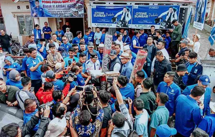 Ketua Umum DPP PAN bersama Bupati Solok Serahkan Bantuan ke Korban Bencana Alam di Kabupaten Agam