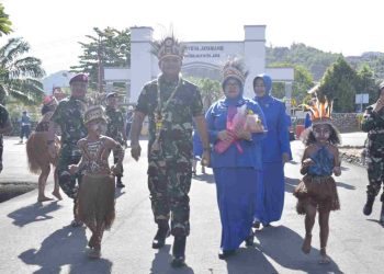 Pangkoarmada III, Laksamana Muda TNI Hersan, S.H, M.Si, M.Tr. Opsla, didampingi Ketua Daerah Jalasenastri Armada III Ny. Dita Hersan, saat Kunker dan tatap muka di Distrik Jayapura Selatan. (Red-Dberita.id)