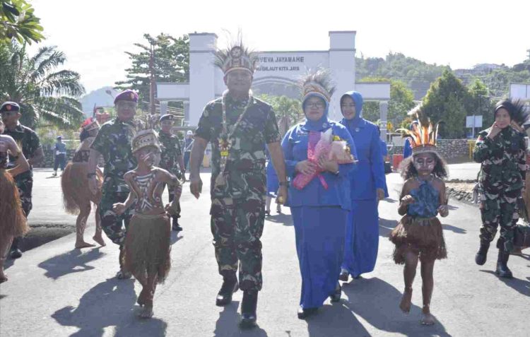 Pangkoarmada III, Laksamana Muda TNI Hersan, S.H, M.Si, M.Tr. Opsla, didampingi Ketua Daerah Jalasenastri Armada III Ny. Dita Hersan, saat Kunker dan tatap muka di Distrik Jayapura Selatan. (Red-Dberita.id)