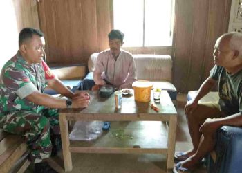 Babinsa Eratkan Silahturahmi dengan Ketua RT Melalui Komsos