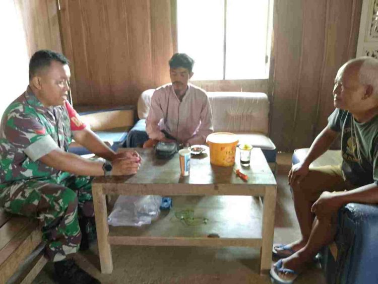 Babinsa Eratkan Silahturahmi dengan Ketua RT Melalui Komsos