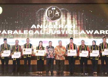 BPHN Kemenkumham dan MA Berikan Anugerah Paralegal Justice Award kepada 50 Kades/Lurah