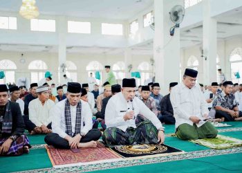 Bupati Solok Sholat Idul Adha 1445 H di Masjid Agung Darussalam-Islamic Center Koto Baru