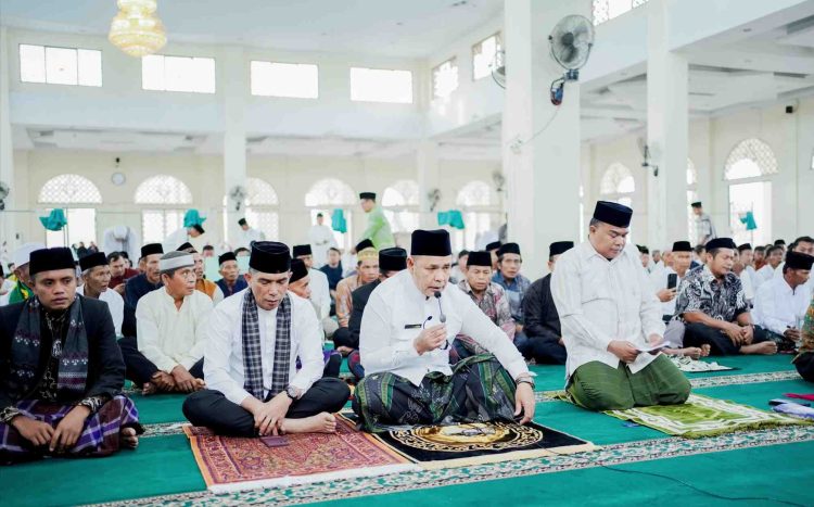 Bupati Solok Sholat Idul Adha 1445 H di Masjid Agung Darussalam-Islamic Center Koto Baru
