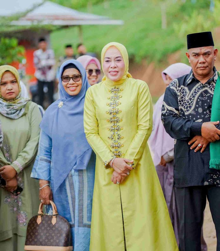 Ketua TP-PKK Kabupaten Solok Hadiri Pemberian Ijazah Santri