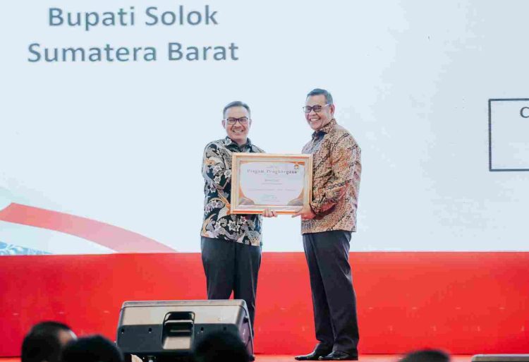 Bupati Solok Epyardi Asda Terima Penghargaan Apresiasi Kampung Keluarga Berkualitas dari BKKBN Pusat