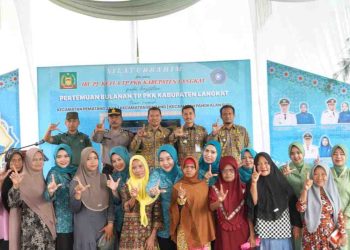 Pertemuan Bulanan di Besitang, Ketua TP PKK Langkat Serahkan Bantuan dari Presiden RI