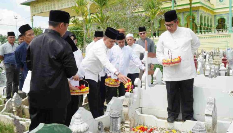 Pj Bupati Langkat Ziarah ke Makam Sultan Langkat dan Pendiri MABMI