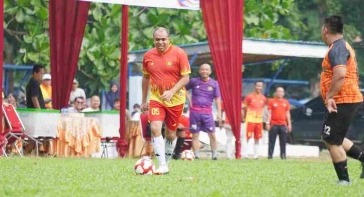 Pj Bupati Langkat Ikut Main Bola di Pertandingan Persahabatan
