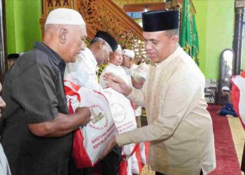 Pj Bupati Langkat Laksanakan Sholat Jumat dan Bagikan Sembako di Masjid Azizi Tanjung Pura