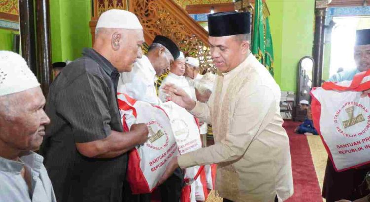 Pj Bupati Langkat Laksanakan Sholat Jumat dan Bagikan Sembako di Masjid Azizi Tanjung Pura