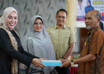 Ketua TP PKK Kabupaten Solok Menghadiri Launching Sekolah Lansia dan Lakukan PMT bagi Balita