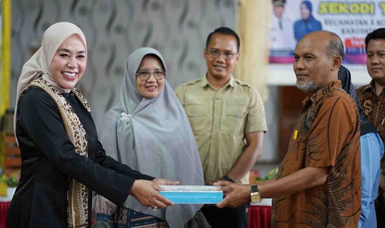 Ketua TP PKK Kabupaten Solok Menghadiri Launching Sekolah Lansia dan Lakukan PMT bagi Balita