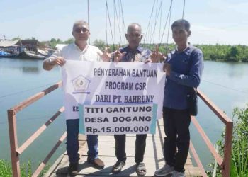 Perkebunan PT Bahruny Bantu Dana Rp15 Juta sebagai Program CSR untuk Perbaikan Jembatan Gantung Desa Dogang