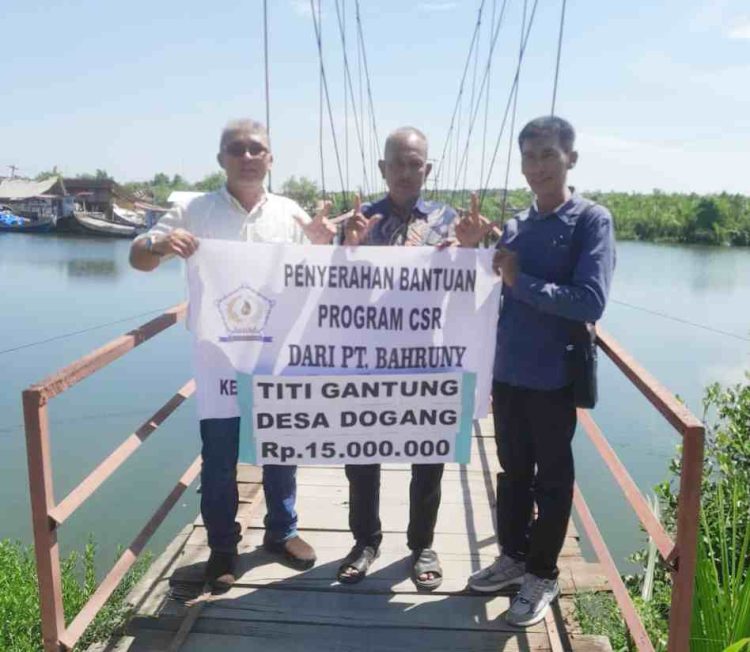 Perkebunan PT Bahruny Bantu Dana Rp15 Juta sebagai Program CSR untuk Perbaikan Jembatan Gantung Desa Dogang