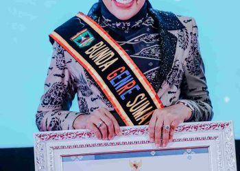 Bupati dan Ketua TP-PKK Kabupaten Solok Raih Penghargaan Ayah dan Bunda GenRe Tahun 2024