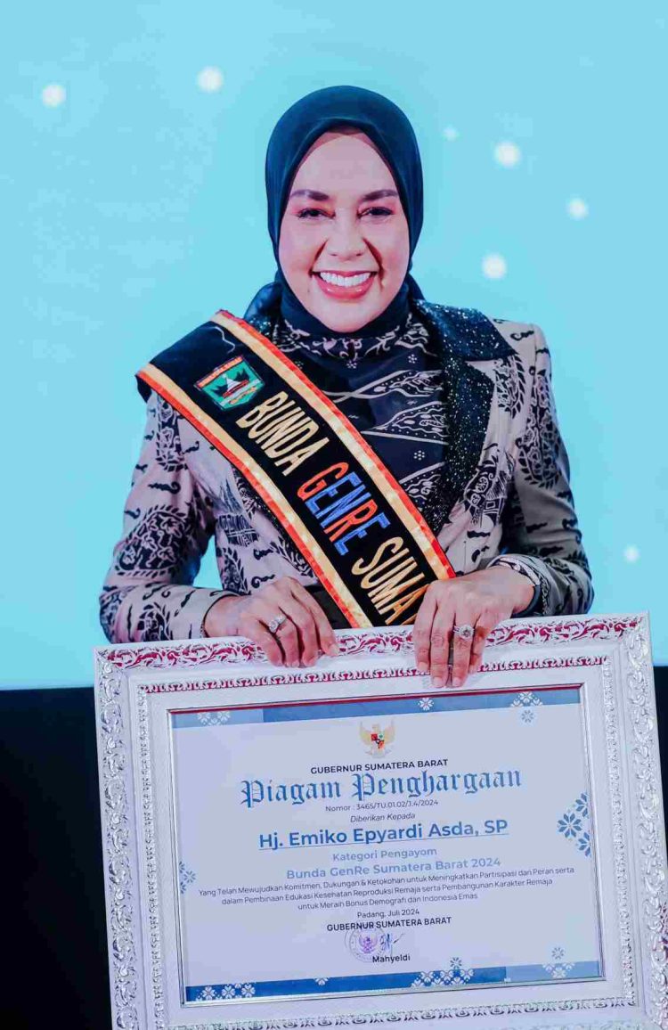 Bupati dan Ketua TP-PKK Kabupaten Solok Raih Penghargaan Ayah dan Bunda GenRe Tahun 2024