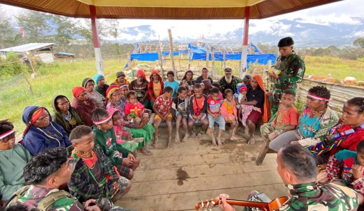Prajurit Habema Bersama Masyarakat Eronggobak Gelar Ibadah Syukur di Pos Eromaga