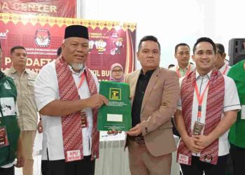 Paslon Bupati dan Wakil Bupati Langkat, Iskandar Sugito, S.Pd, M.M., dan Adli Tama Hidayat Sembiring, S.AB, M.Sc, mendaftar ke KPUD Langkat. (Red-Dberita.id)