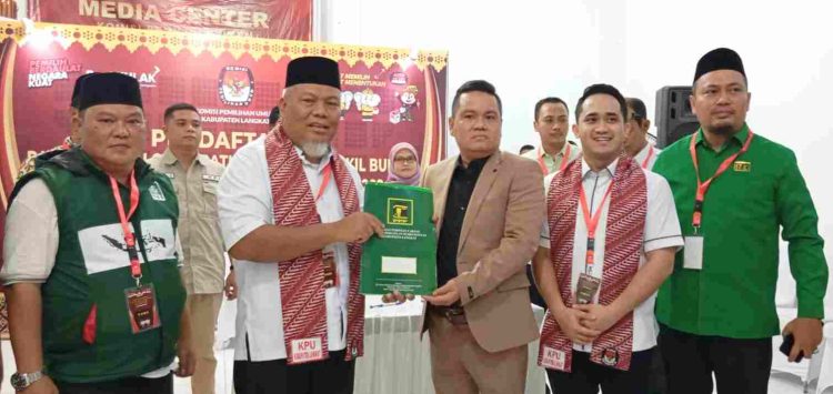 Paslon Bupati dan Wakil Bupati Langkat, Iskandar Sugito, S.Pd, M.M., dan Adli Tama Hidayat Sembiring, S.AB, M.Sc, mendaftar ke KPUD Langkat. (Red-Dberita.id)