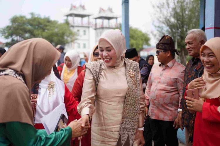 Pembina Bundo Kanduang Kab Solok Membuka Kegiatan Perlombaan di Nagari Singkarak