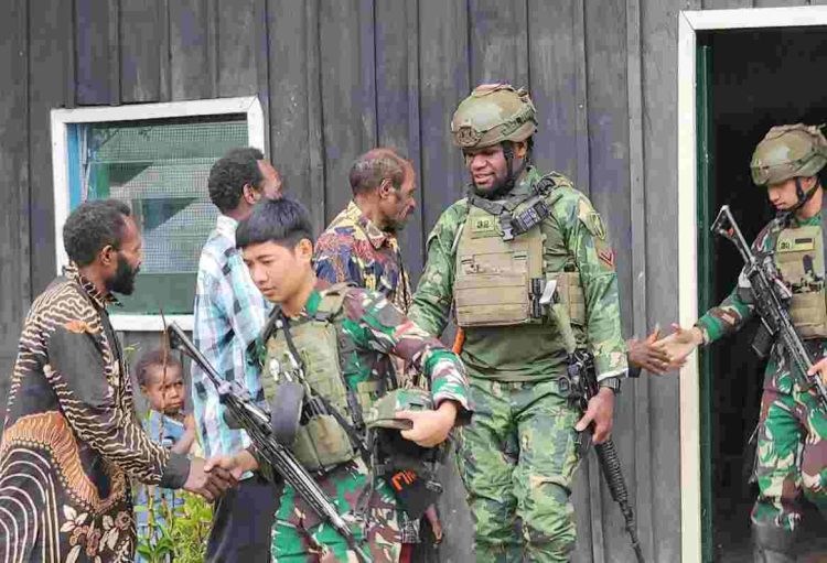 Warga Kogomaru Sambut Gembira Kegiatan Komsos Satgas Yonif 432 Kostrad