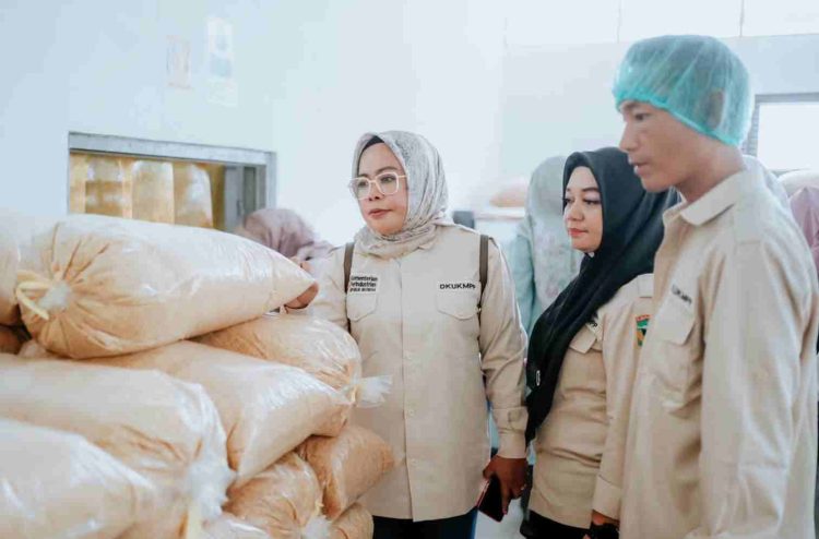 Pemkab Solok Lakukan Studi Tiru IKM Pangan Bawang Goreng ke Kuningan