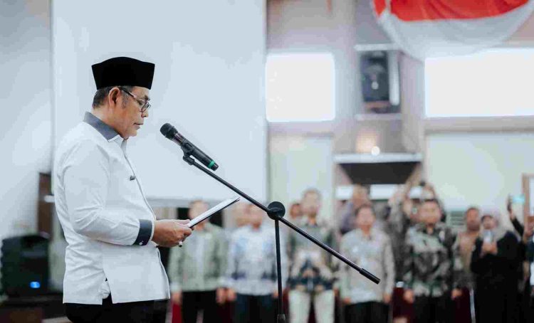 Bupati Solok Serahkan Bantuan Alsintan untuk Kelompok Tani Kabupaten Solok