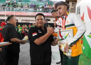 Kadispora Langkat Serahkan Medali kepada Juara Cabor Sambo PON XXI Aceh-Sumut 2024