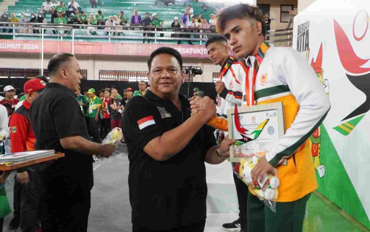 Kadispora Langkat Serahkan Medali kepada Juara Cabor Sambo PON XXI Aceh-Sumut 2024