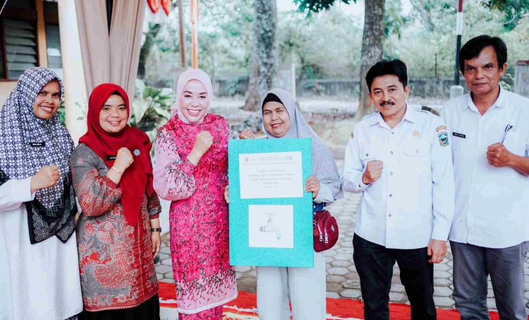 Pemkab Solok Beri Bantuan Pemakaian Air Bersih untuk Masyarakat