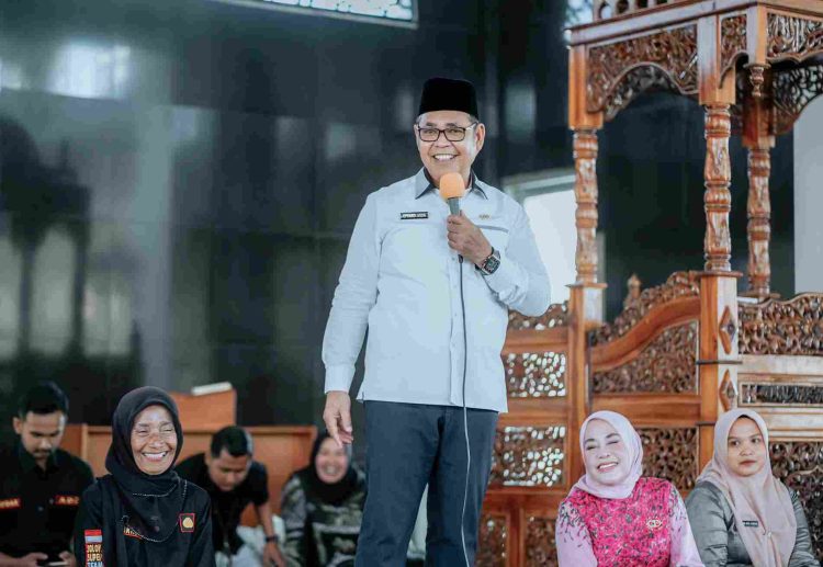 Bupati Solok Serahkan Insentif Kader Posyandu, Kader KB, dan BLT DD Triwulan III Tahun 2024