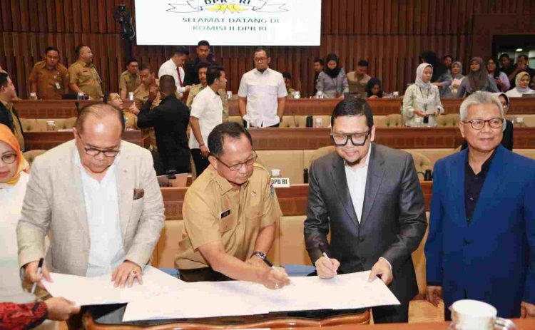 Komisi II DPR RI, Komite I DPD RI, dan Pemerintah Setuju 79 RUU Kabupaten/Kota Dibawa ke Sidang Paripurna