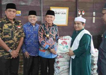 Pj Gubsu dan Pj Bupati Langkat Ziarah ke Makam Syekh Abdul Wahab Rokan, dan Serahkan Bantuan untuk Masyarakat