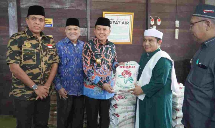 Pj Gubsu dan Pj Bupati Langkat Ziarah ke Makam Syekh Abdul Wahab Rokan, dan Serahkan Bantuan untuk Masyarakat
