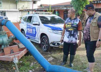Pj Bupati Langkat, H. M. Faisal Hasrimy, meninjau lokasi banjir yang merendam puluhan rumah warga di kawasan Waduk Pekan Tanjung Pura. (Red-Dberita.id)