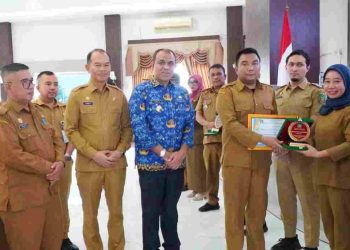 Pj Bupati Langkat Beri Penghargaan SAKIP dan Pelayanan Publik Terbaik